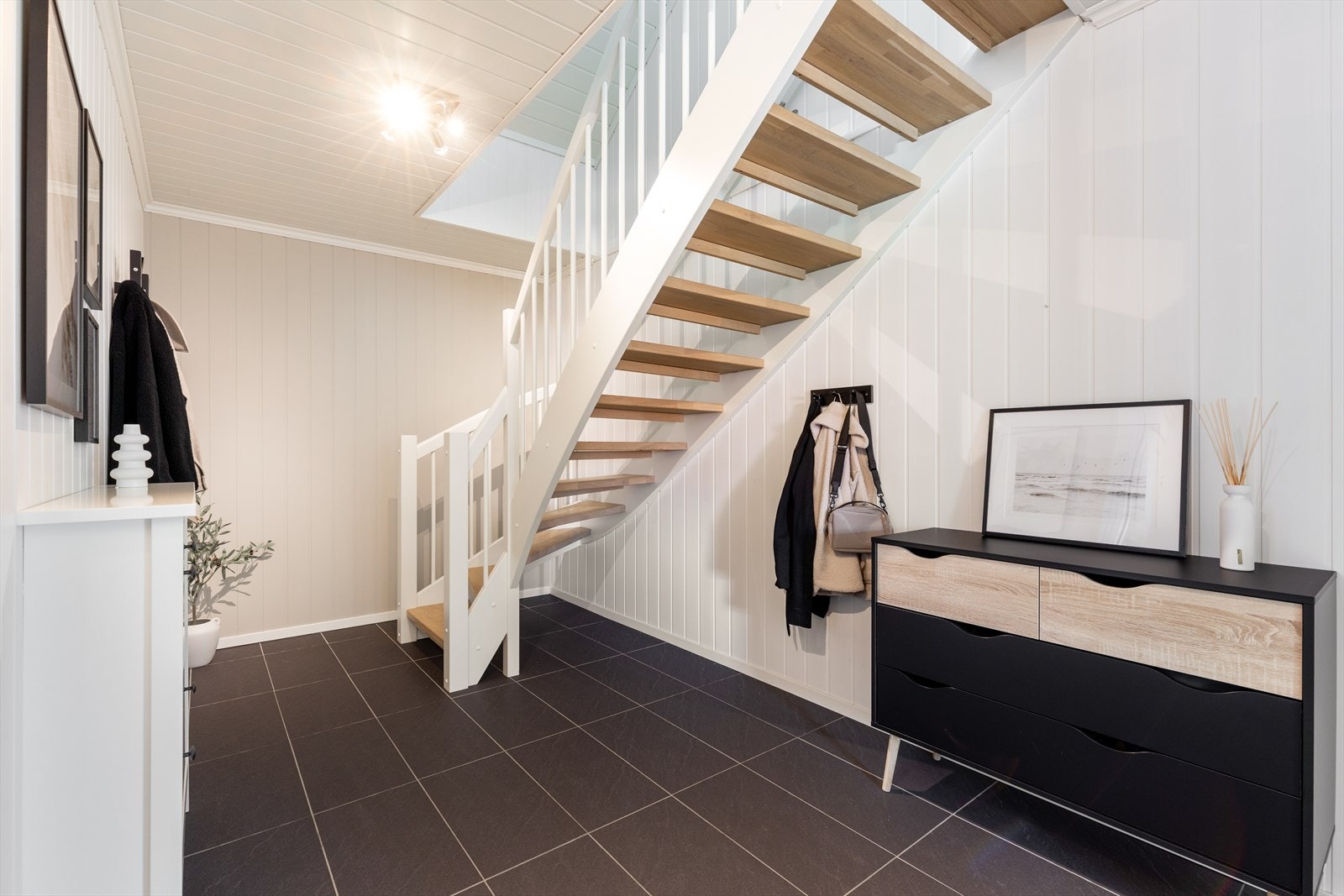 Gangen gir god plass til entrèmøblement for blant annet sko og yttertøy. Det er herfra tilkomst inn til stue/kjøkken og til baderom, samt trapp opp til loftetasjen. Galleribilde