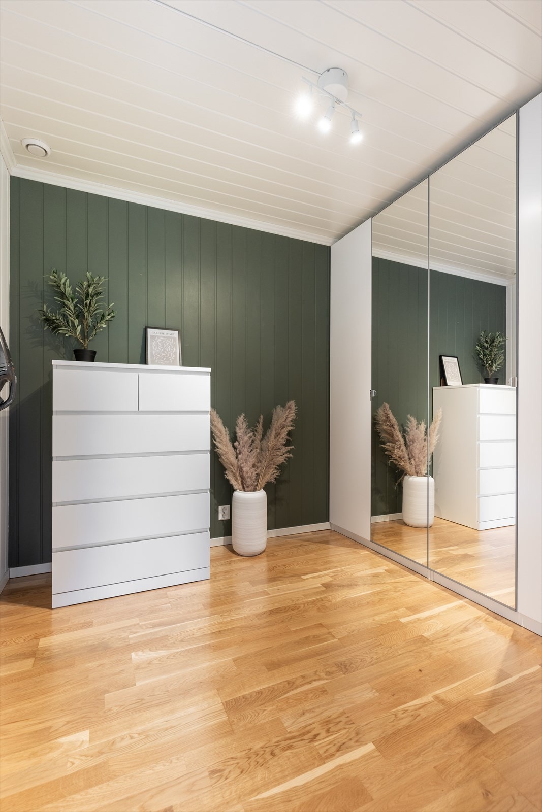 Kontor/bod i hovedetasjen er tilliggende stuen. Her er det innredet med romslige garderobeskap og det er fin plass til oppbevaring/ kontor. Galleribilde