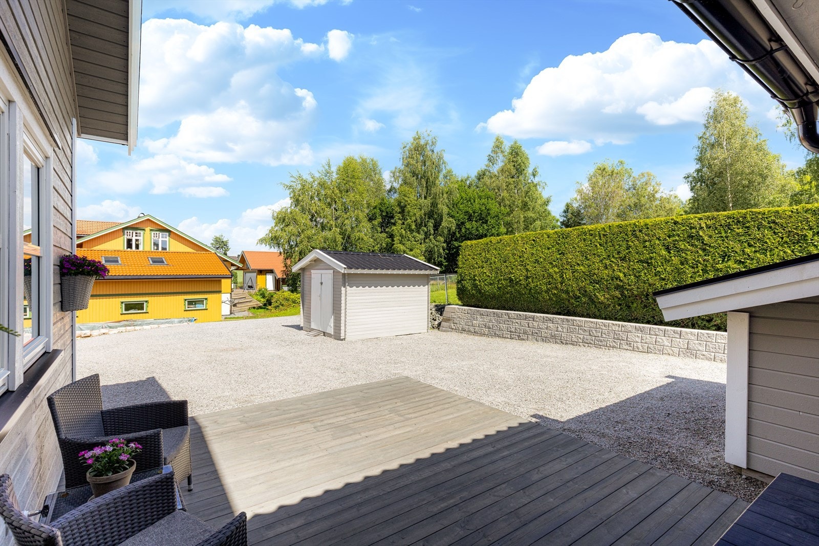 I tillegg er det en praktisk vedbod på siden av inngangspartiet. Galleribilde