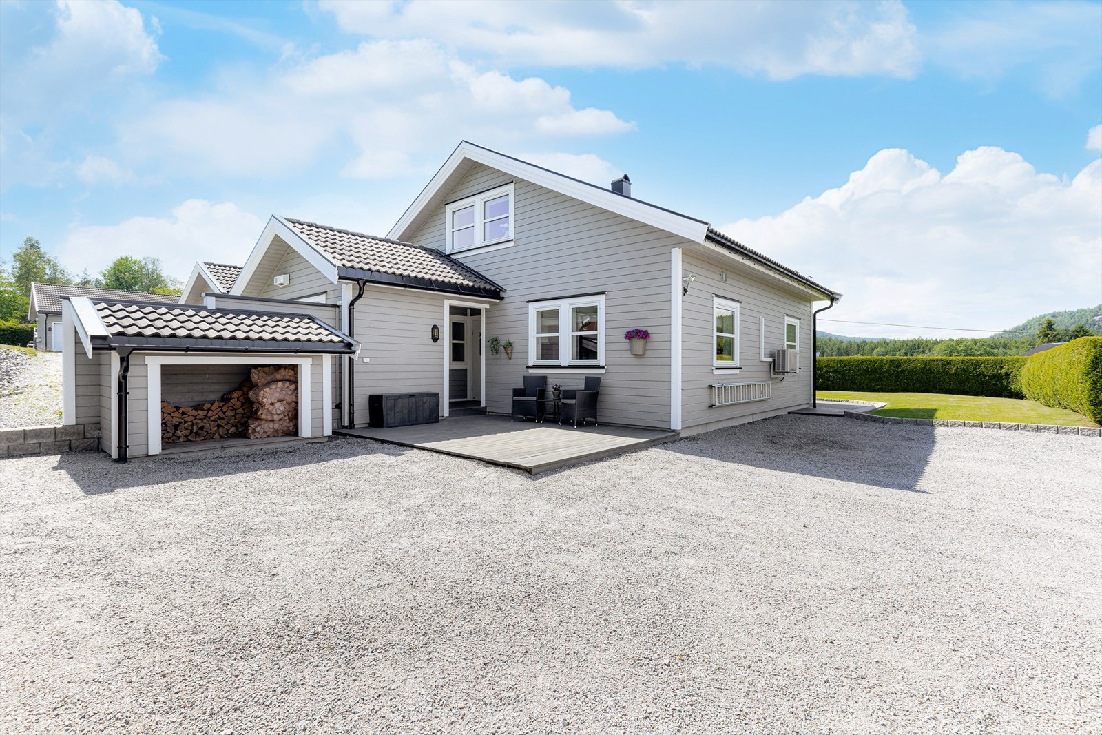 Rundt boligen er det nydelige uteområder med solfylte terrasser, stor gårdsplass og romslige plenarealer. Galleribilde