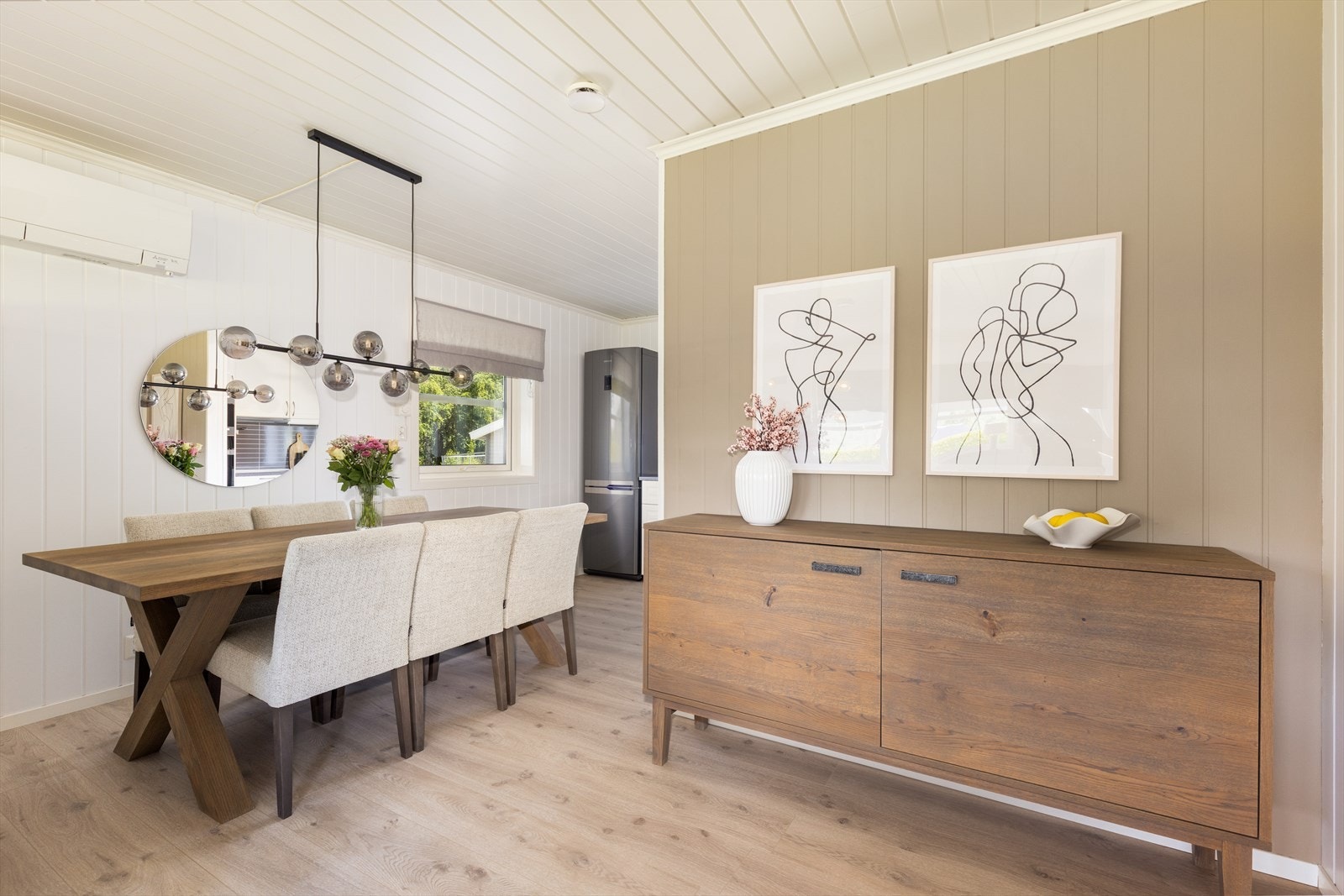 I 2019 ble det installert varmepumpe i stue, som gir en jevn og behagelig temperatur til boligen. Galleribilde