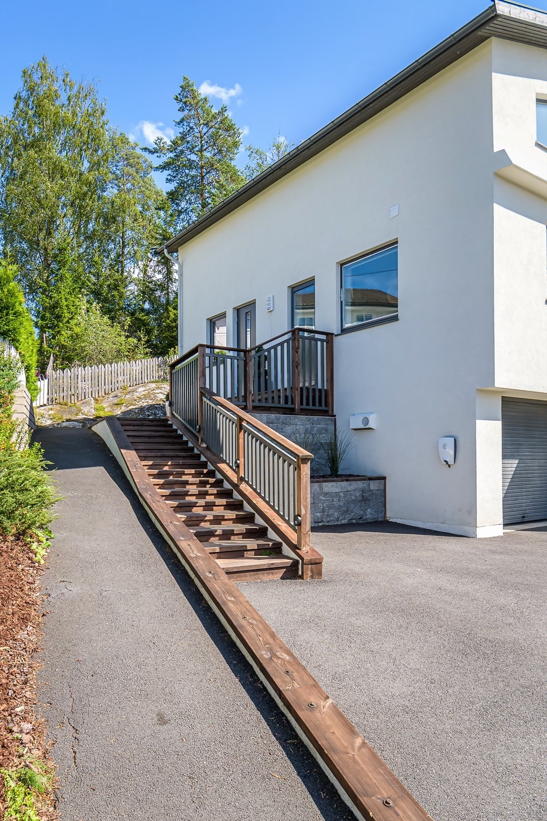 Utvendig trapp og rampe fra gårdsplass til inngangspartiet. Galleribilde