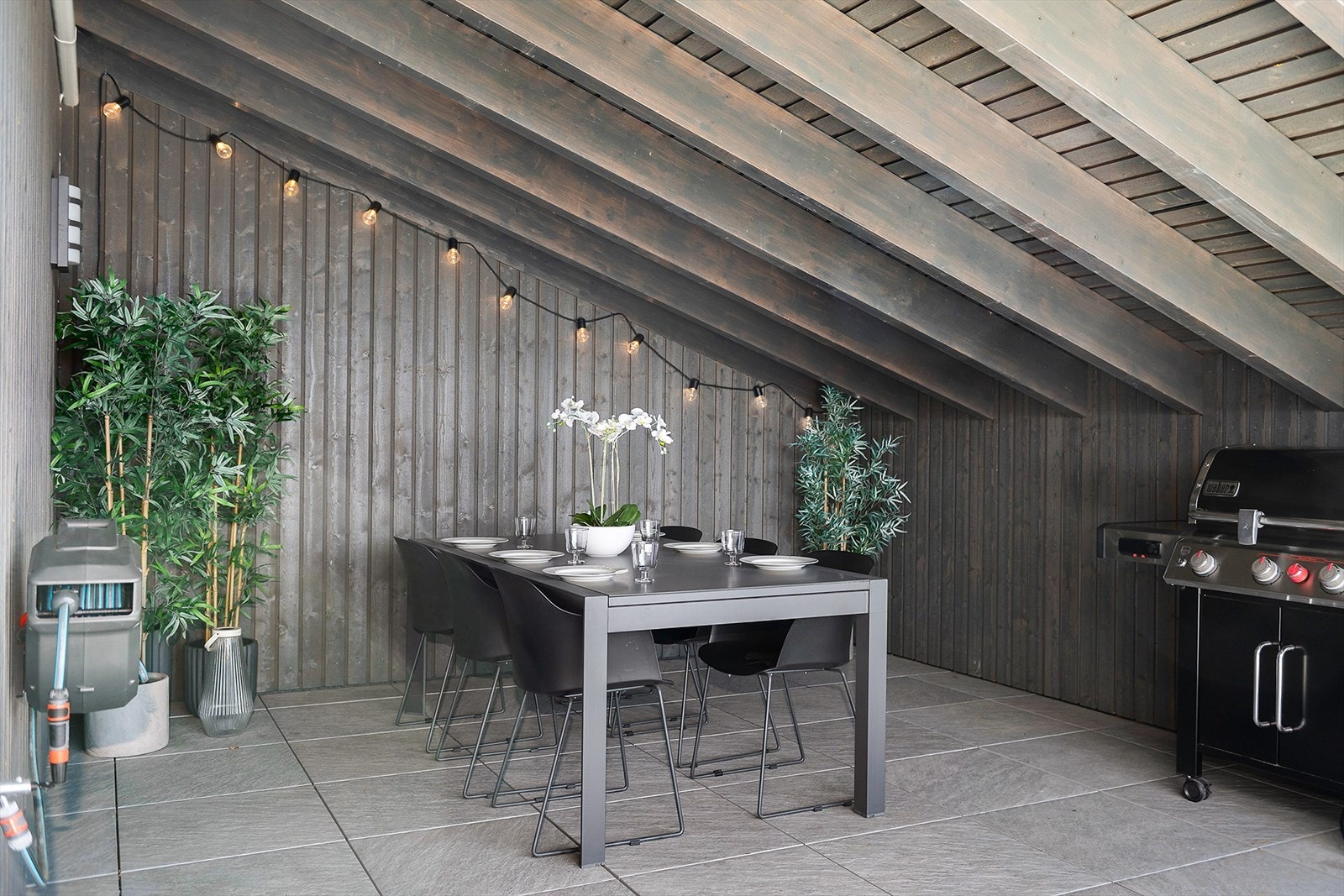 Vannuttak på terrassen for å vanne blomster eller rengjøre. Galleribilde