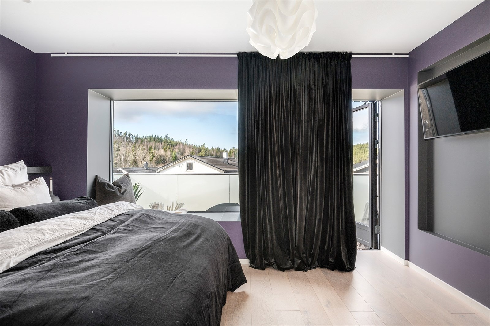 Luftig hovedsoverom med stort vindu, og direkte adkomst til bad, omkledningsrom og balkong. Galleribilde