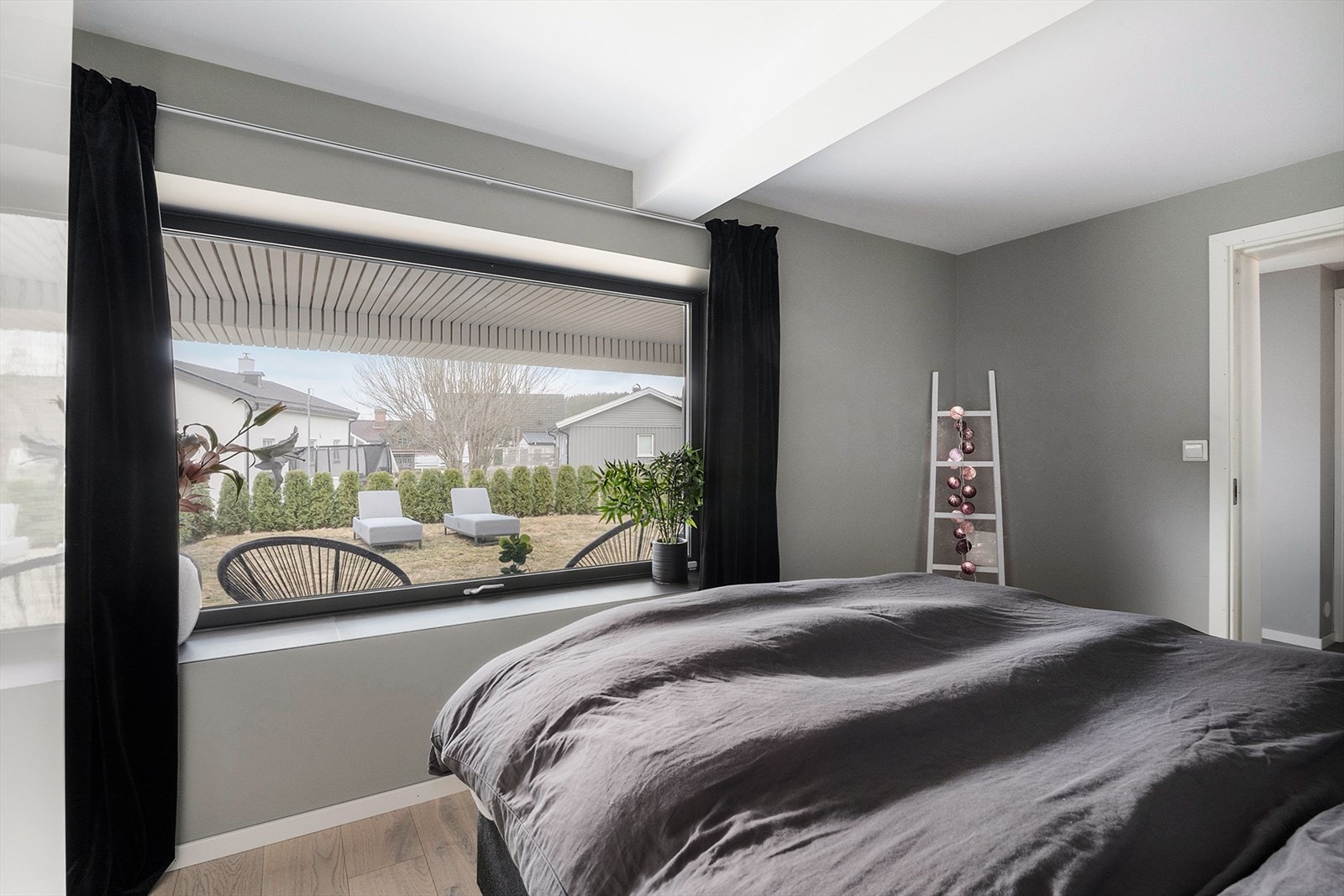 Stort vindu med dyp karm som gir en ekstra god romfølelse. Galleribilde