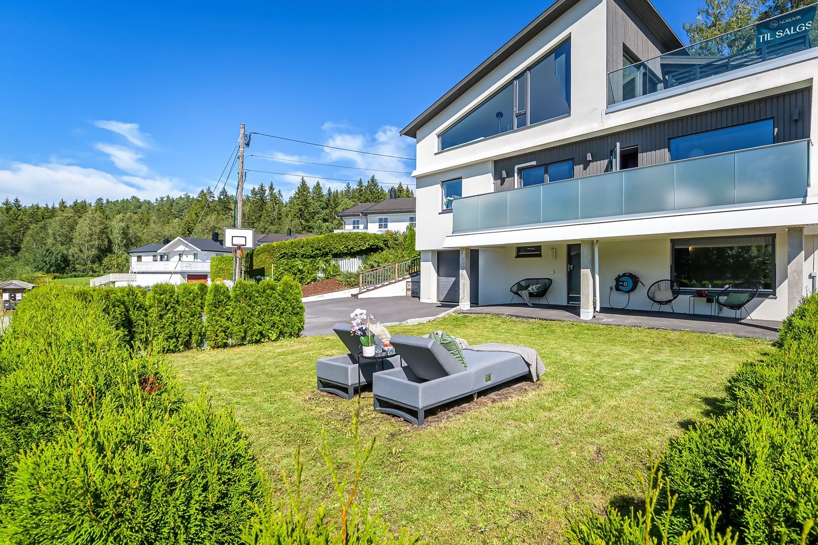 Hage opparbeidet med plen og hekk. Galleribilde