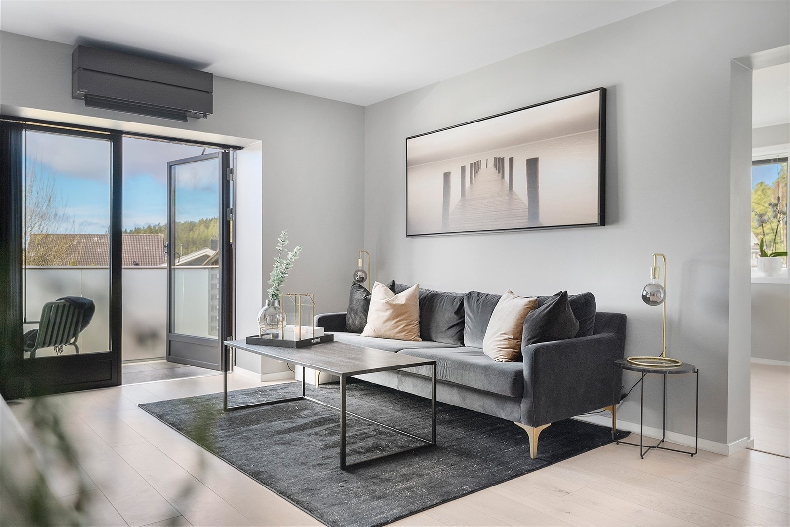 Luftig stue med plass til sittegrupper, spisebord og annet møblement. Galleribilde