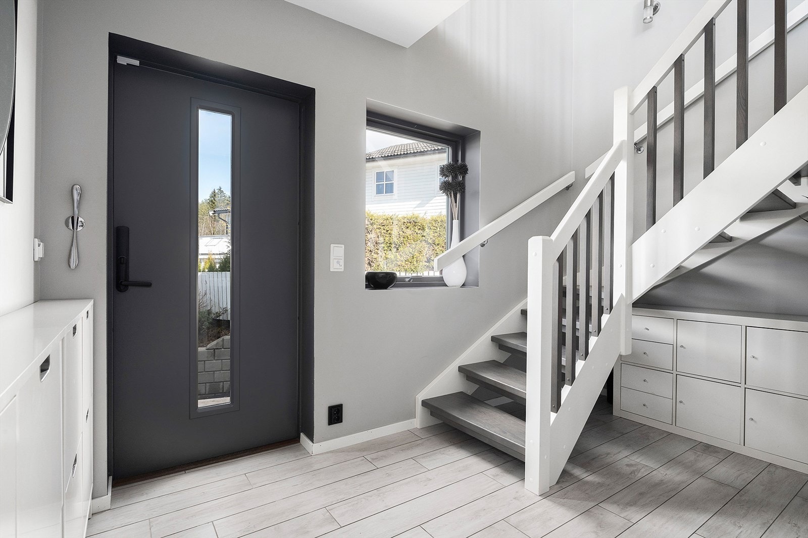 Innbydende entré med god plass til klær og sko. Galleribilde