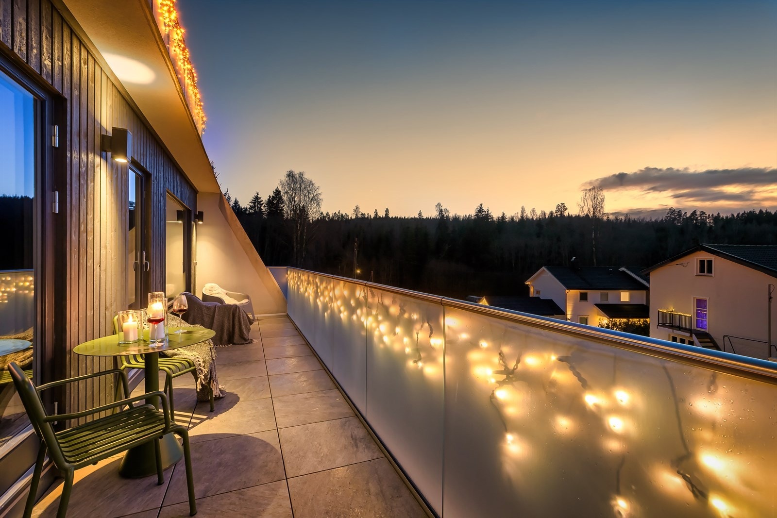 Balkongen i 2 etasje strekker langs hele langsiden av huset fra soverom til kjøkken. Galleribilde