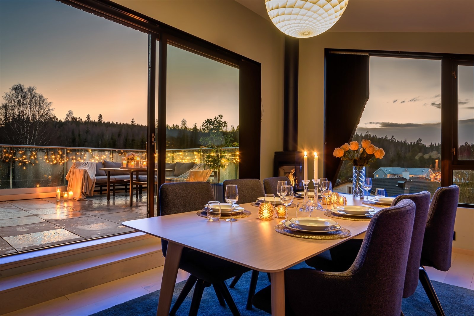 Et av boligens mange høydepunkt er en svært romslig og stilig stue i øverste etasje. Galleribilde