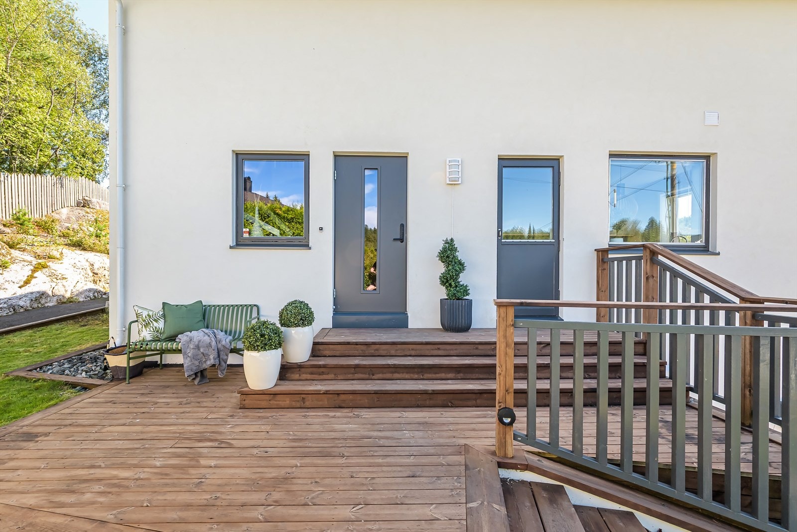 Meget hyggelig inngangsparti med terrasse Galleribilde