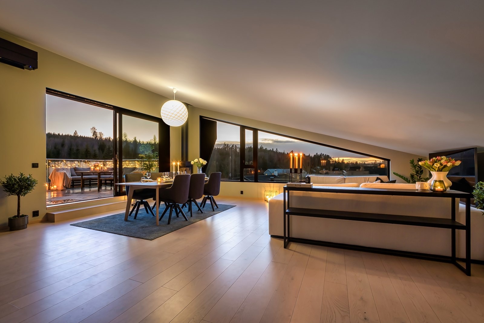 Rommet har karakteristiske vinduer i 3 retninger, samt ekstra takhøyde som gir særdeles gode lysforhold og en åpen, luftig atmosfære. Galleribilde