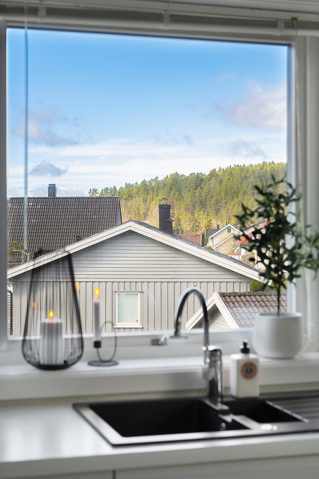 Kjøkkenet byr på integrerte hvitevarer bestående av induksjonstopp, stekeovn, mikro, oppvaskmaskin, og kjøleskap og fryseskap - begge i full størrelse. Galleribilde