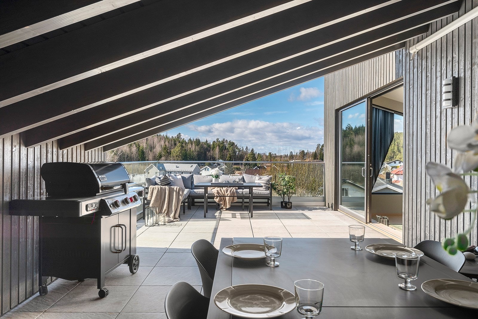 Smart løst med tak over deler av terrassen, noe som gjør at den enkelt kan nytes sommer som vinter. Galleribilde