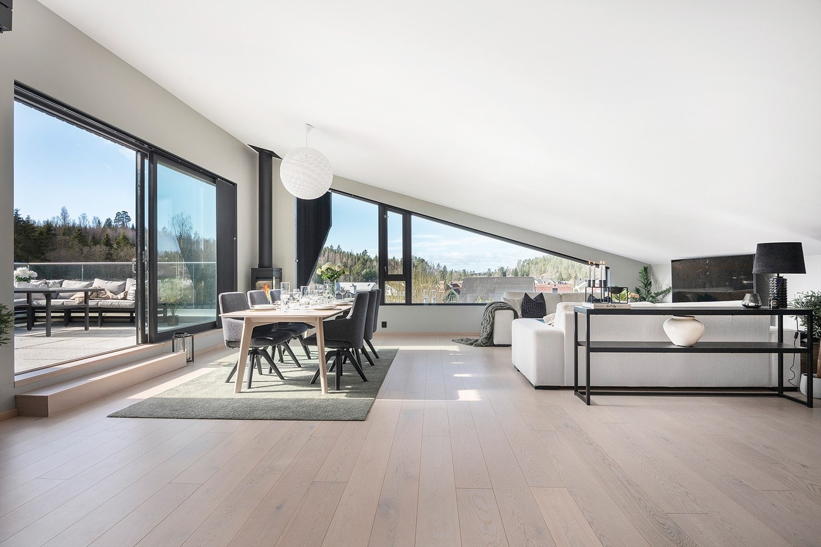 Her er det mange innredningsmuligheter, og plass til flere sittegrupper og langbord. Galleribilde