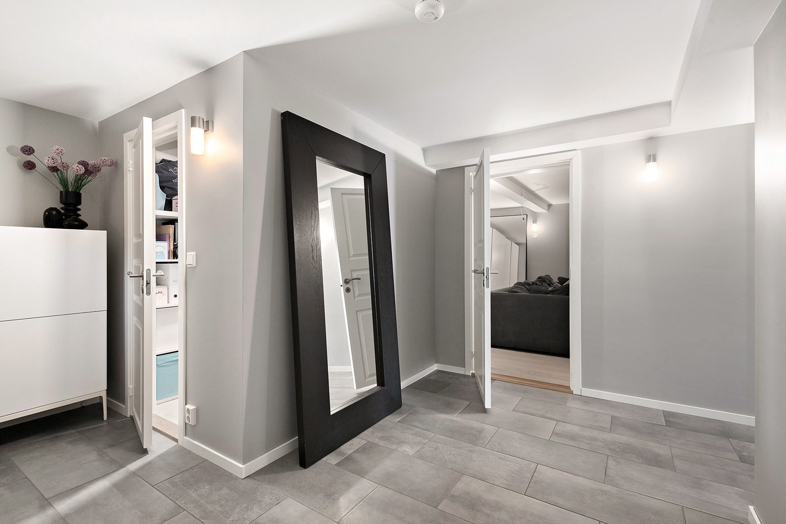 Underetasjen består av tv stue, soverom, vaskerom og bod Galleribilde