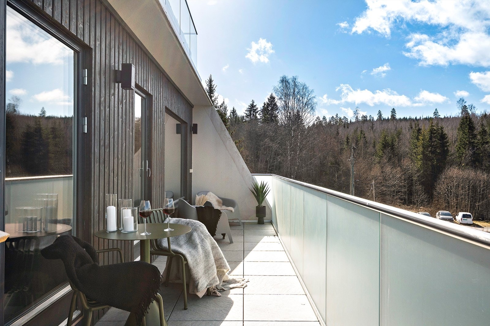 Fra stuen er det utgang til solrik, vestvendt balkong som strekker seg langs store deler av vestveggen. Galleribilde