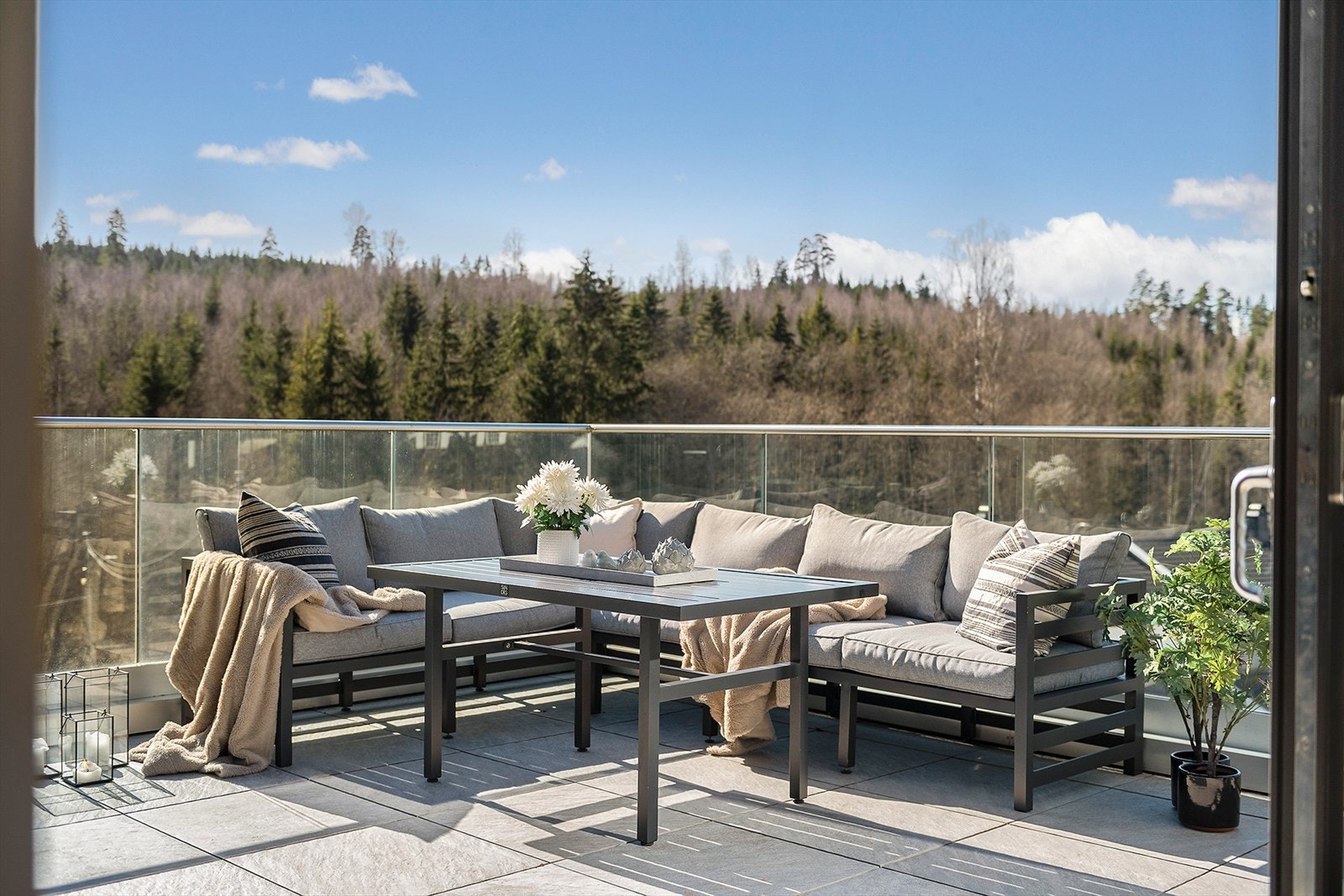 Takterrassen er vestvendt og har et gulvareal på 39 kvm. Galleribilde