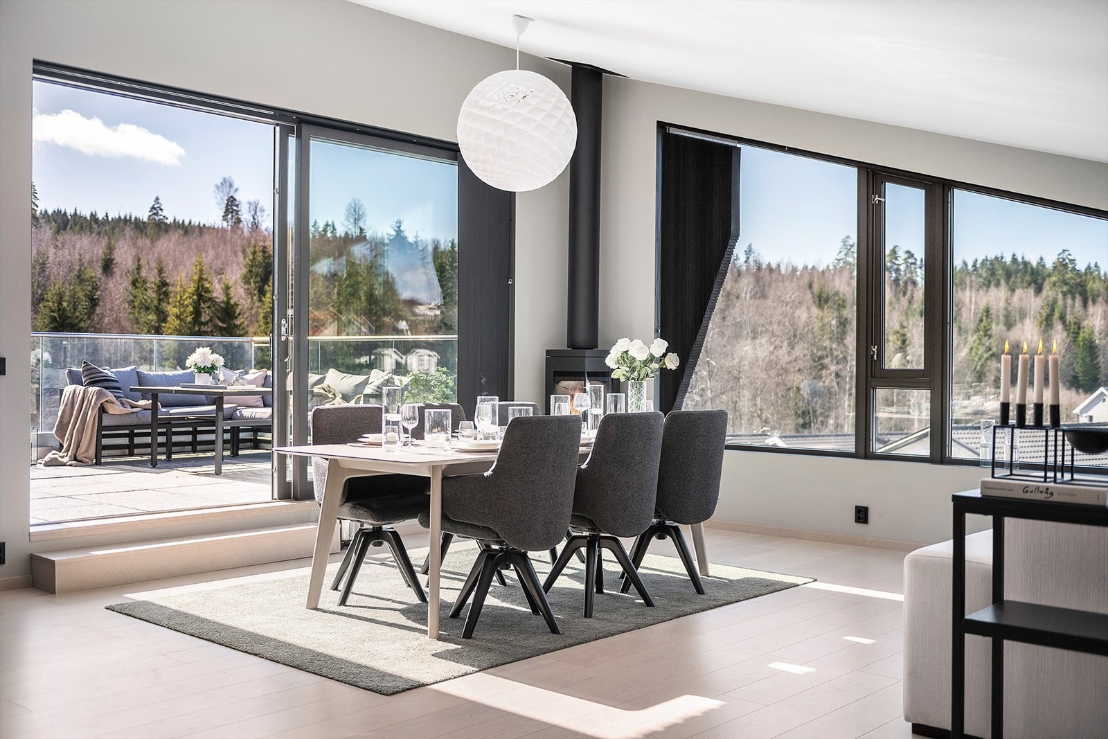 Boligen byr på god utsikt, gode lys og solforhold samt nærhet til naturen Galleribilde