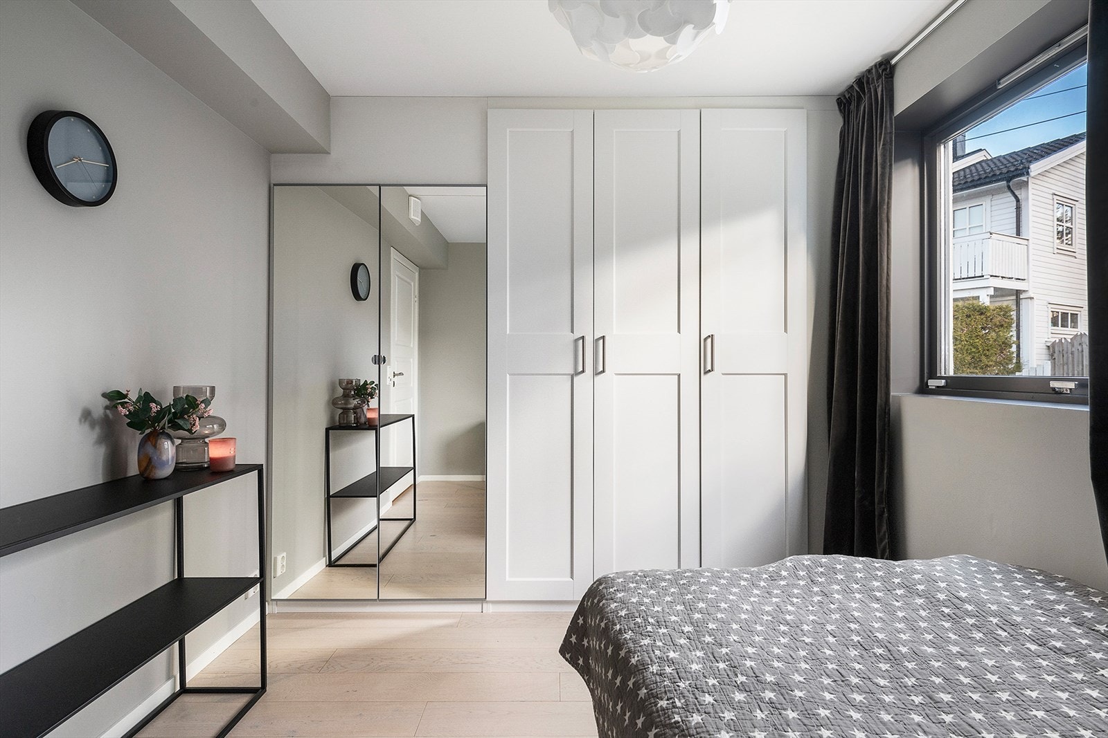 God plass til klesoppbevaring i garderobe. Galleribilde