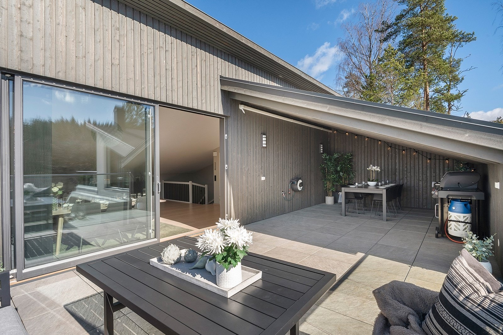 Terrassen har flott utforming, og takoverbygget sørger for at man enkelt kan sette bort grill og utemøbler. Galleribilde