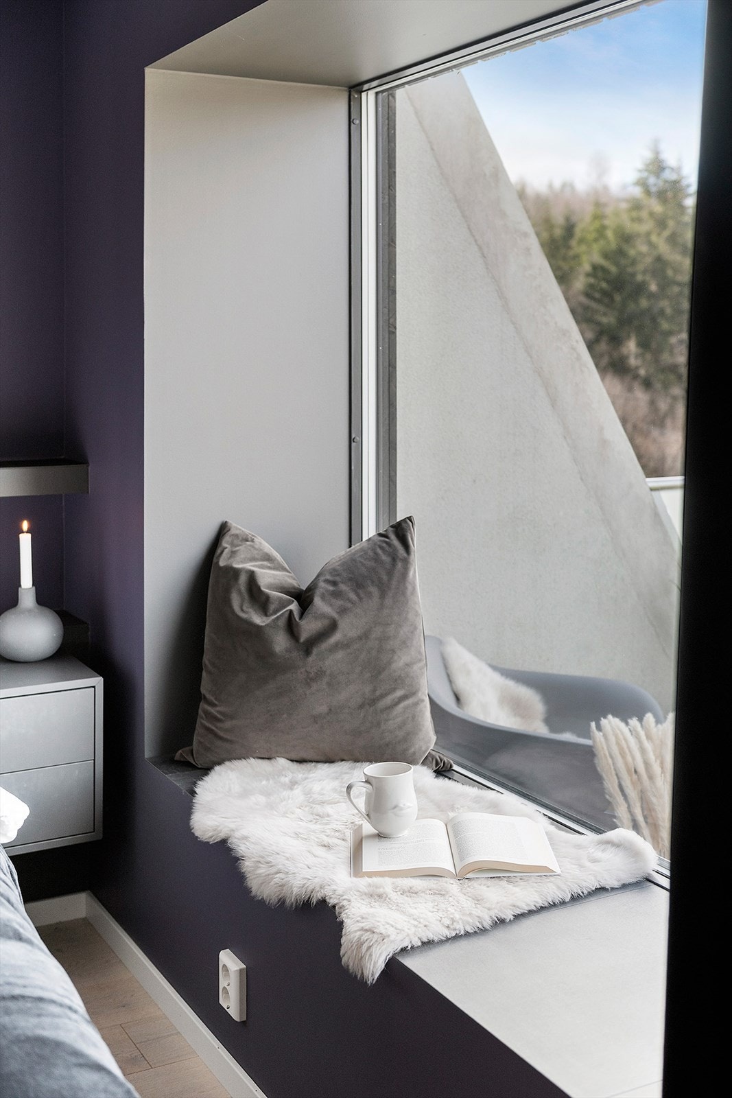 Store vinduer med dype karmer. Galleribilde