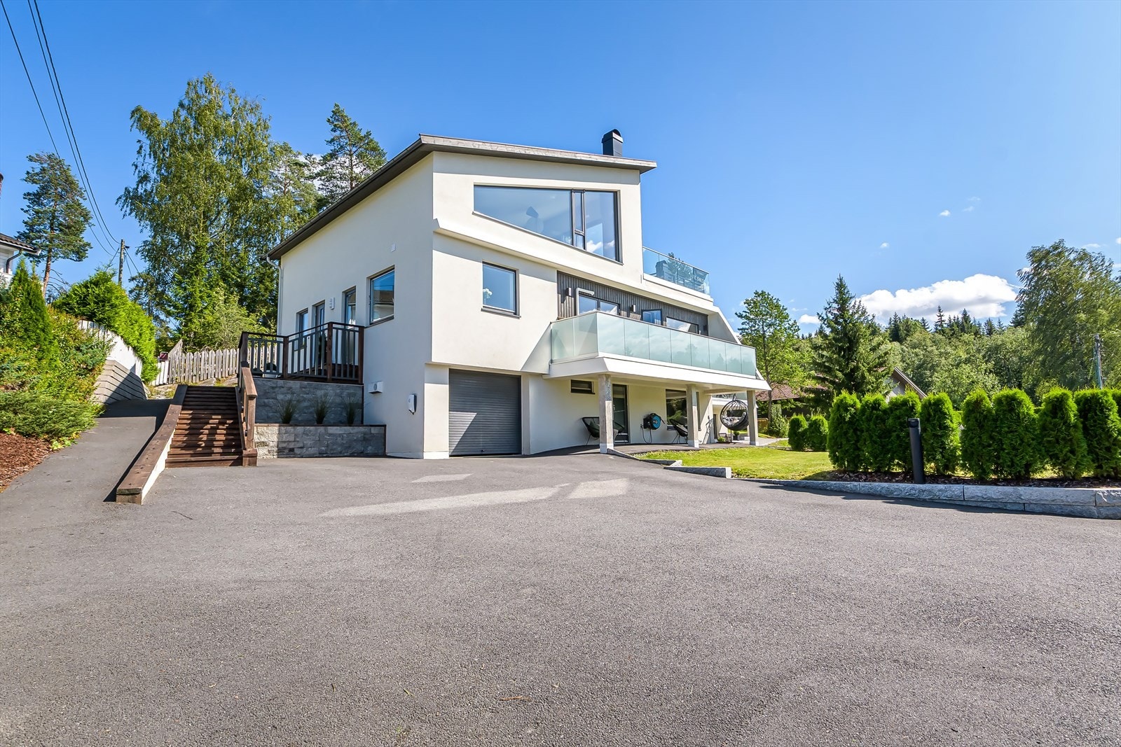 Fantastisk eiendom med asfaltert gårdsplass og god boltreplass. Galleribilde