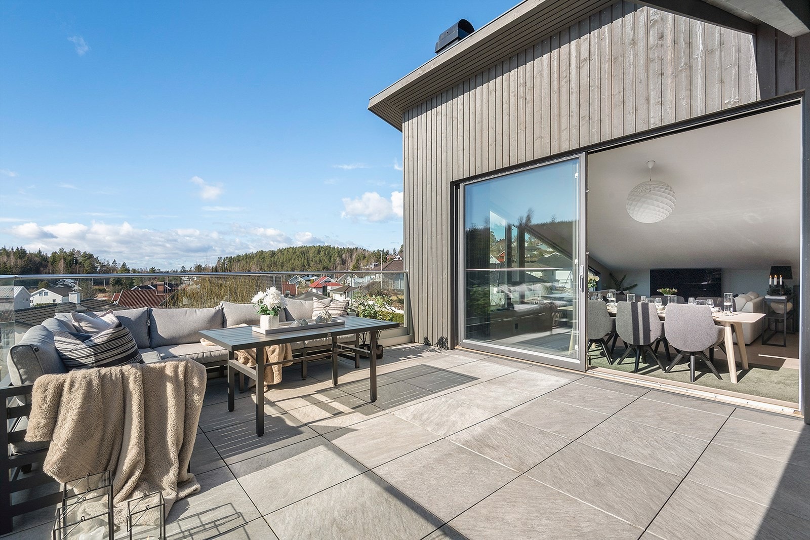 Fra stuen er det utgang til en fantastisk takterrasse med delvis takoverbygg og flott utsikt. Galleribilde