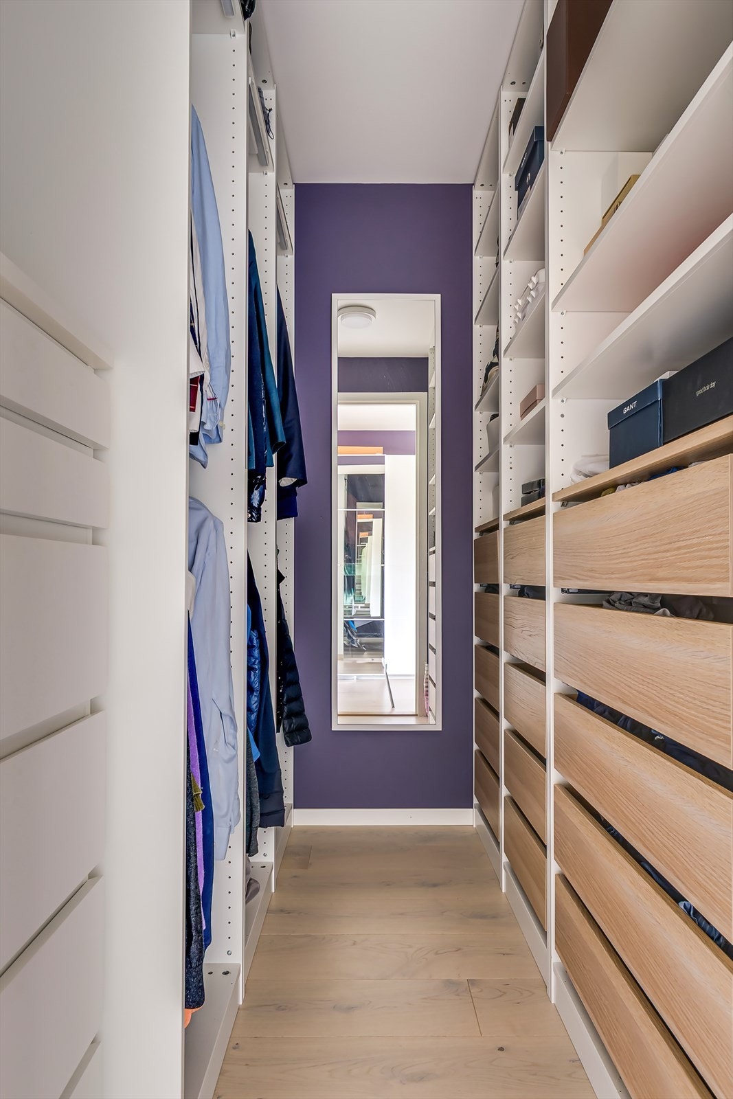 Romslig og praktisk walk-in-closet Galleribilde