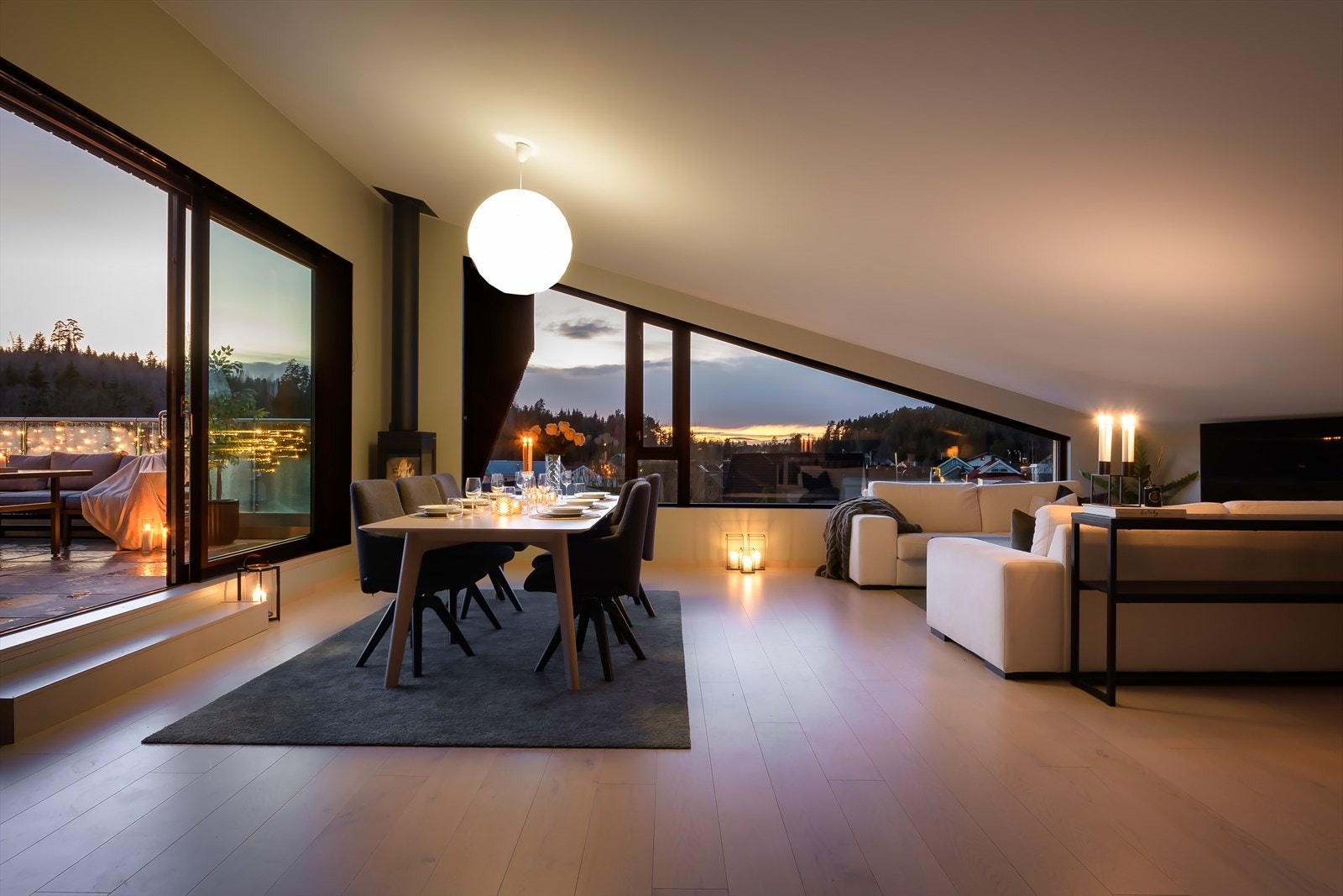 Boligen strekker seg over 3 etasjer og kan friste med moderne standard, nydelig utsikt, stor privat terrasse og attraktiv beliggenhet. Galleribilde