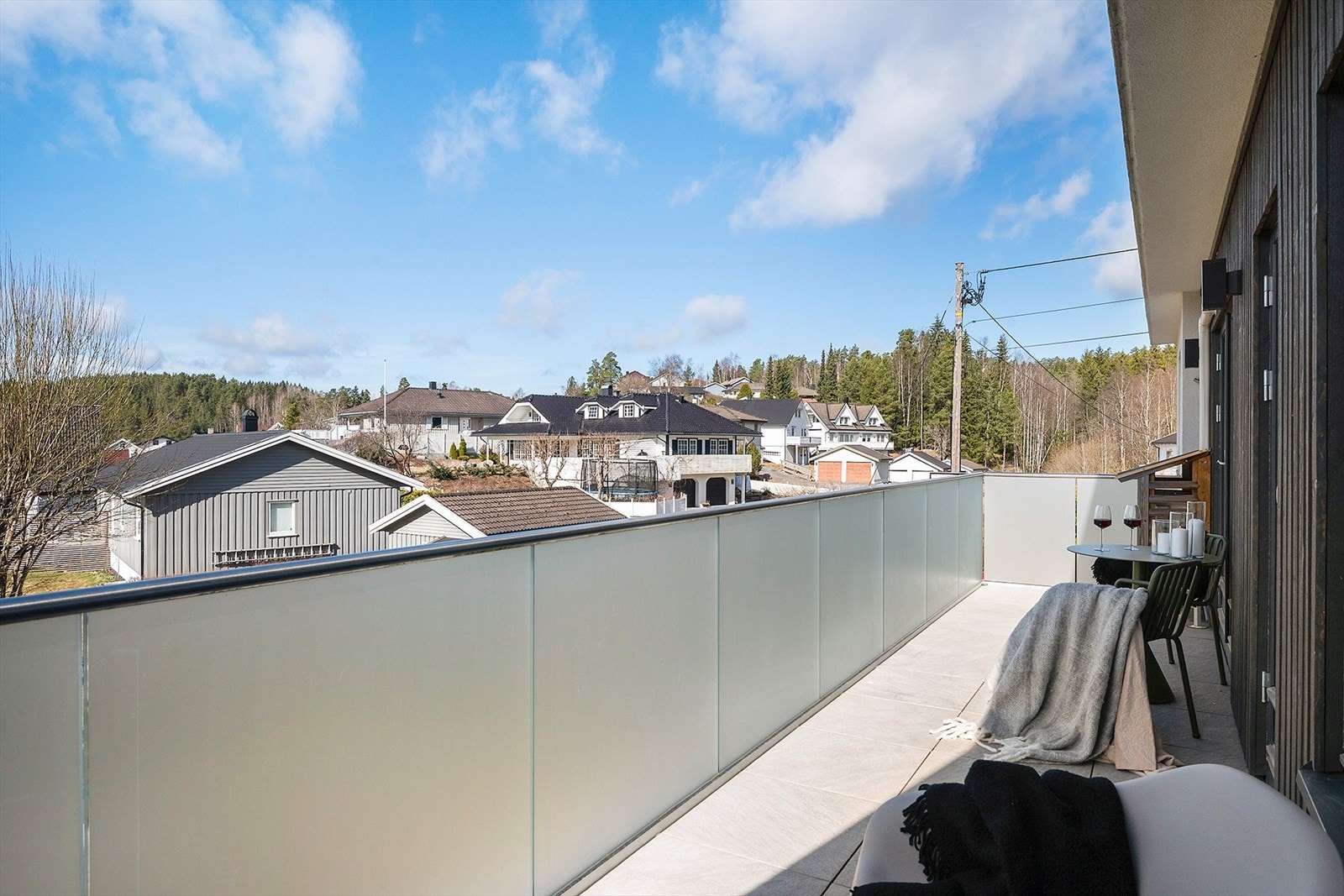 Balkongen byr på god boltreplass og har rekkverk i glass, fastmonterte utelamper og hyggelig utsyn mot hagen. Galleribilde