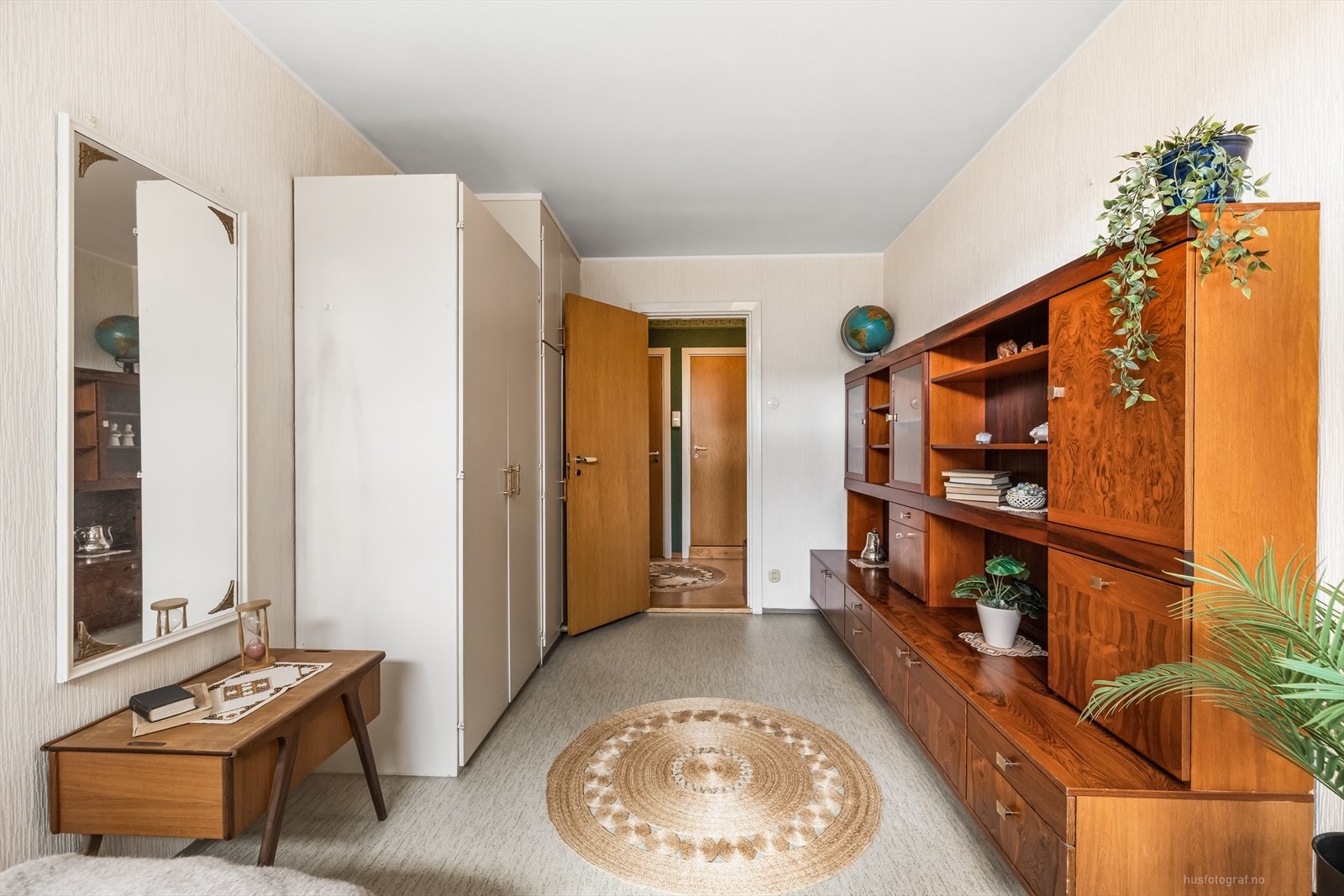 Lyst og romslig soverom Galleribilde