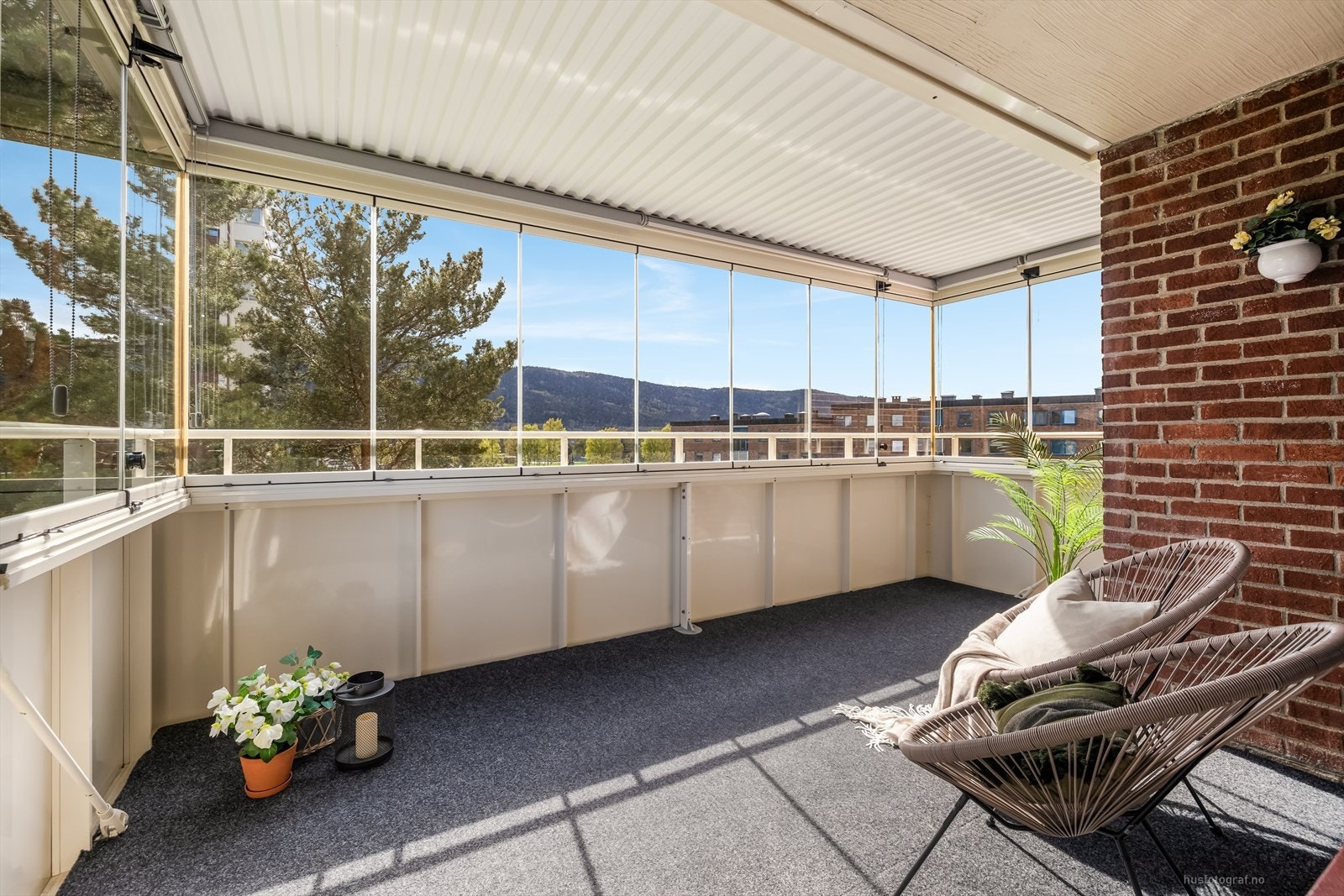 Fra stuen er det utgang til innglasset balkong som fungerer som en fin forlenger til stuen. Galleribilde