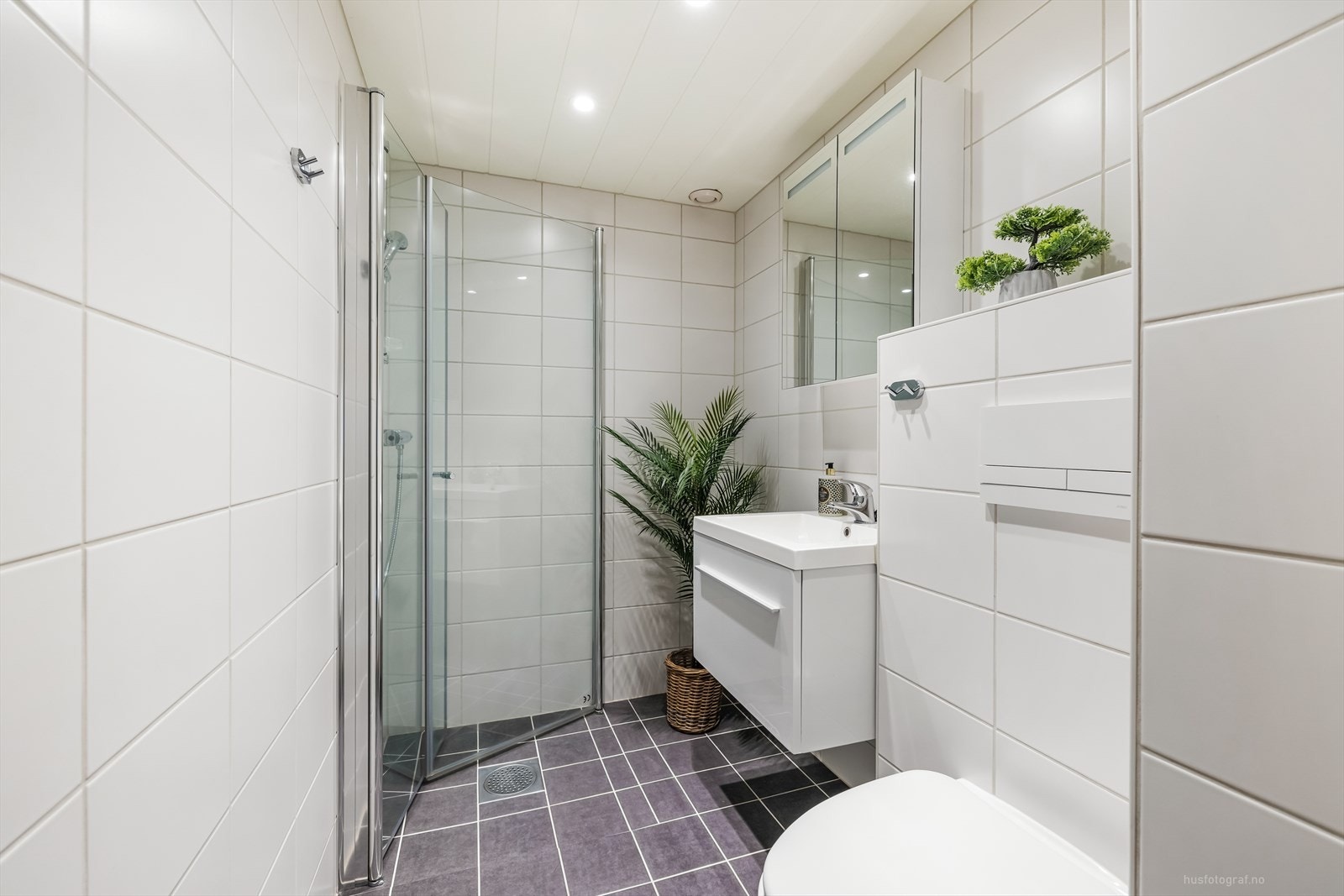 Lekkert bad fra 2013 med downlights i tak og varmekabler i gulv. Galleribilde