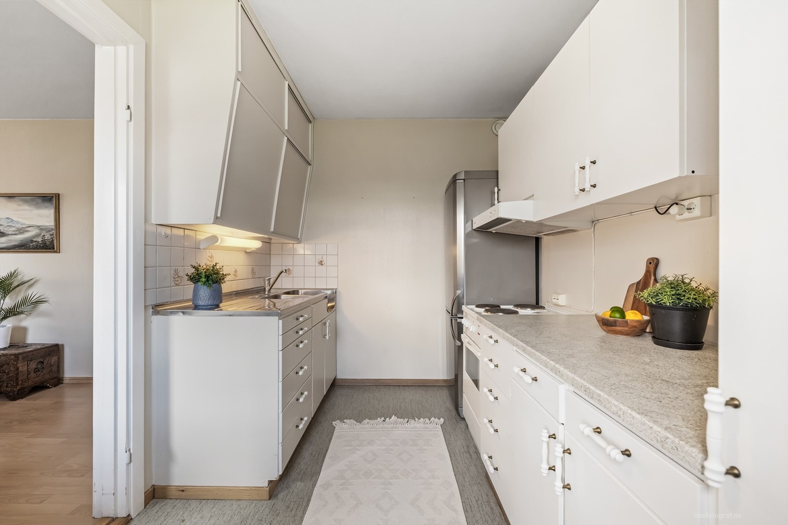 Kjøkkenet er pent og lettstelt med god skap-, skuffeplass og god arbeidsflate. Galleribilde