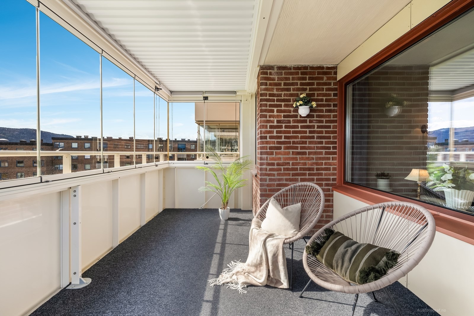 Fra stuen er det utgang til innglasset balkong på 12 kvm med god plass for utemøbler. Galleribilde