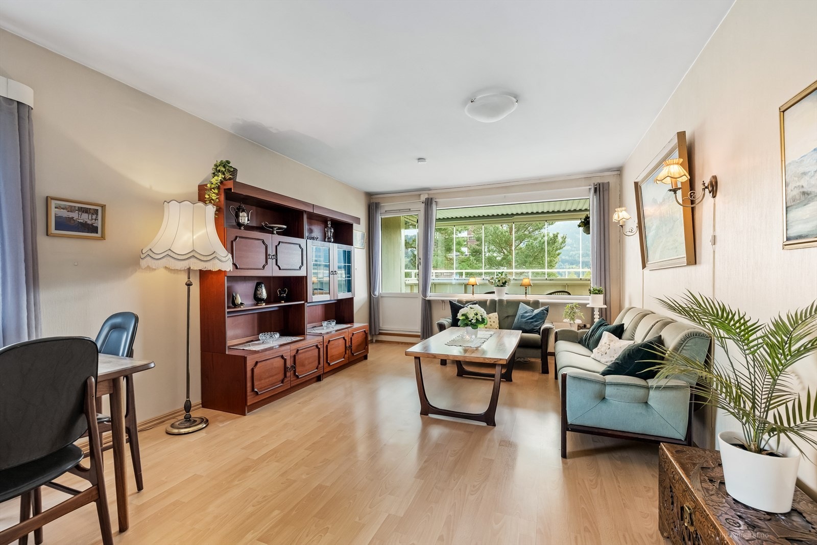 Fra stuen er det utgang til en hyggelig innglasset balkong. Galleribilde