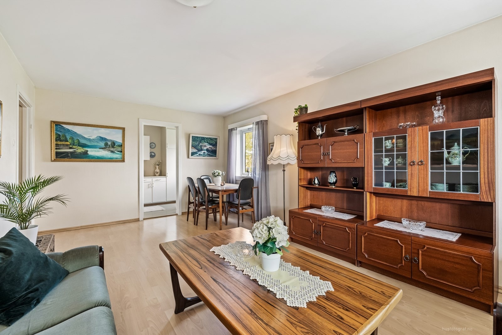 Lys stue med delvis åpen løsning mot kjøkken. Galleribilde