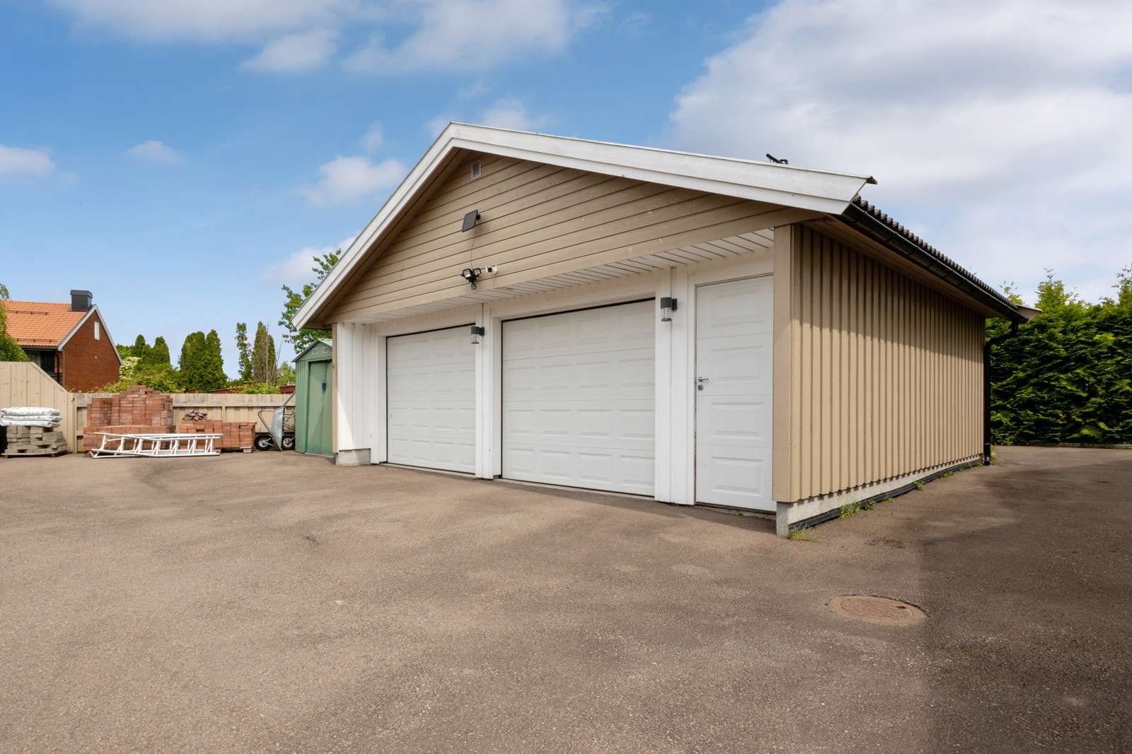 Stor dobbel garasje Galleribilde