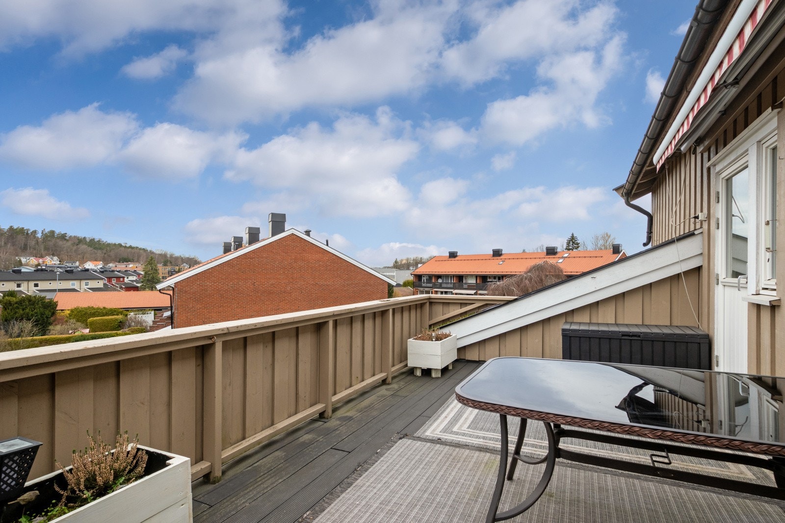 Romslig vestvendt og solrik balkong utfra kjøkken i 2. etg. Galleribilde