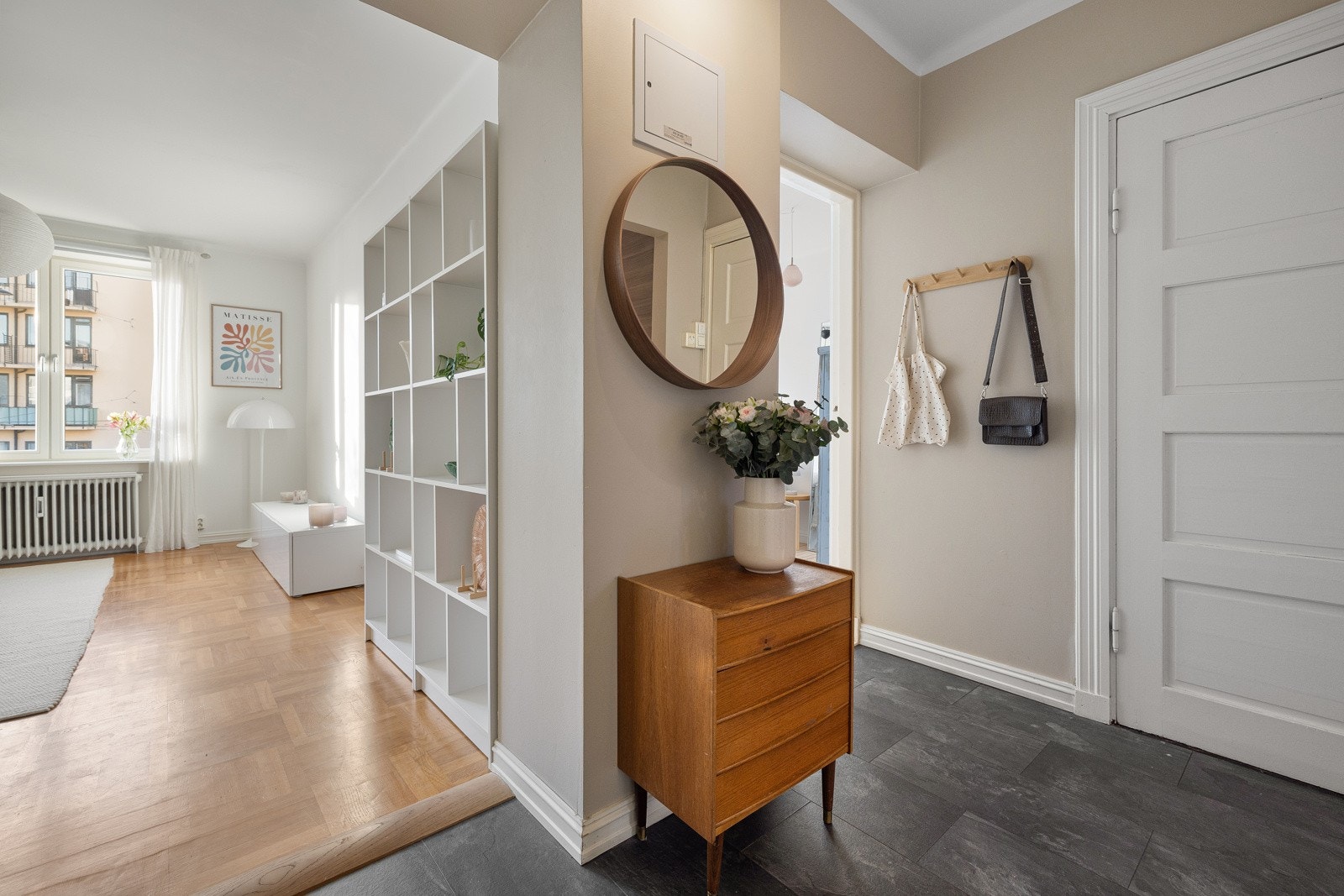 Slette overflater, malt i tidsriktige fargetoner. Galleribilde