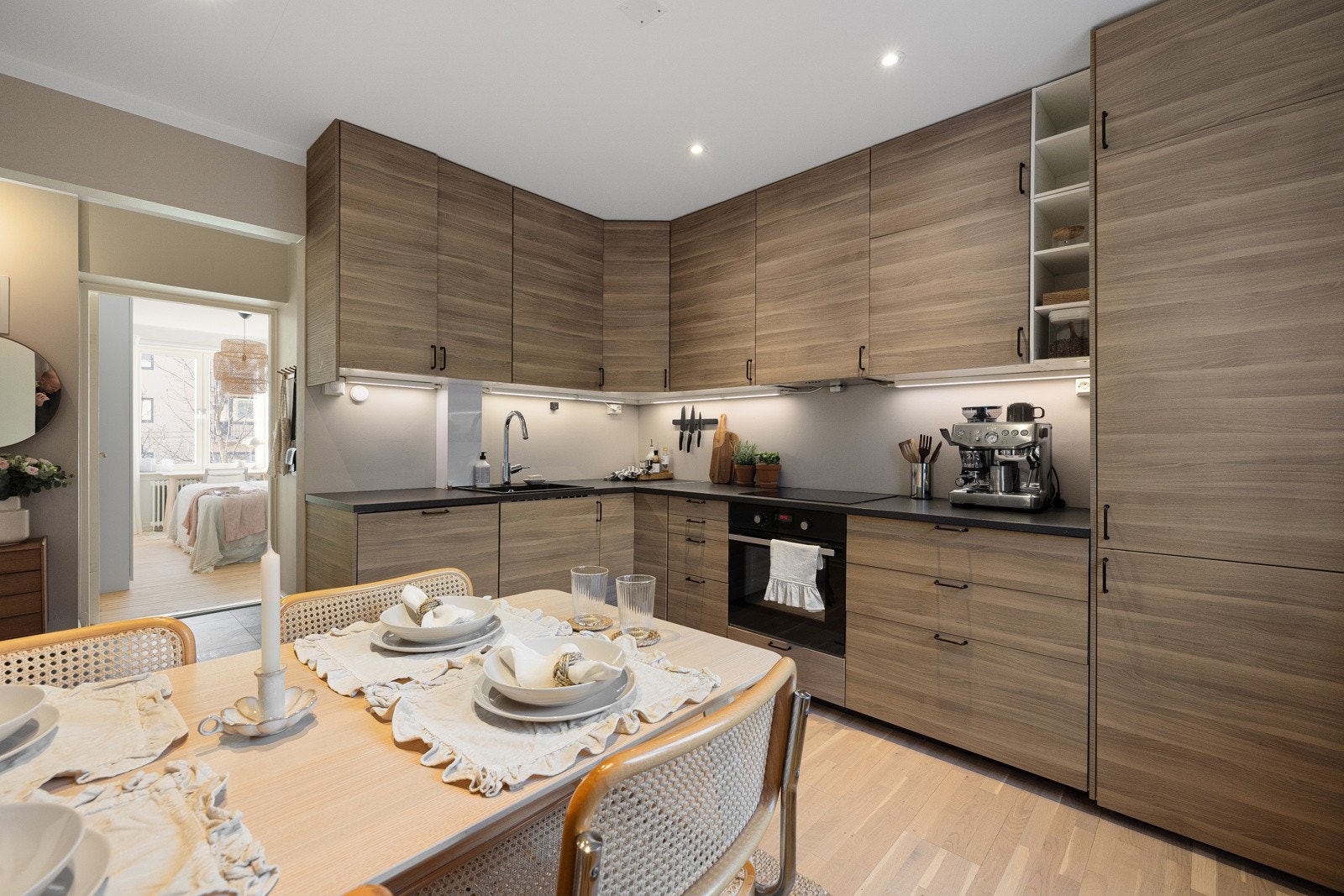 Kjøkkenet vender inn mot bakgården og er fra 2014. Moderne, slette fronter med belysning under overskapene. Galleribilde