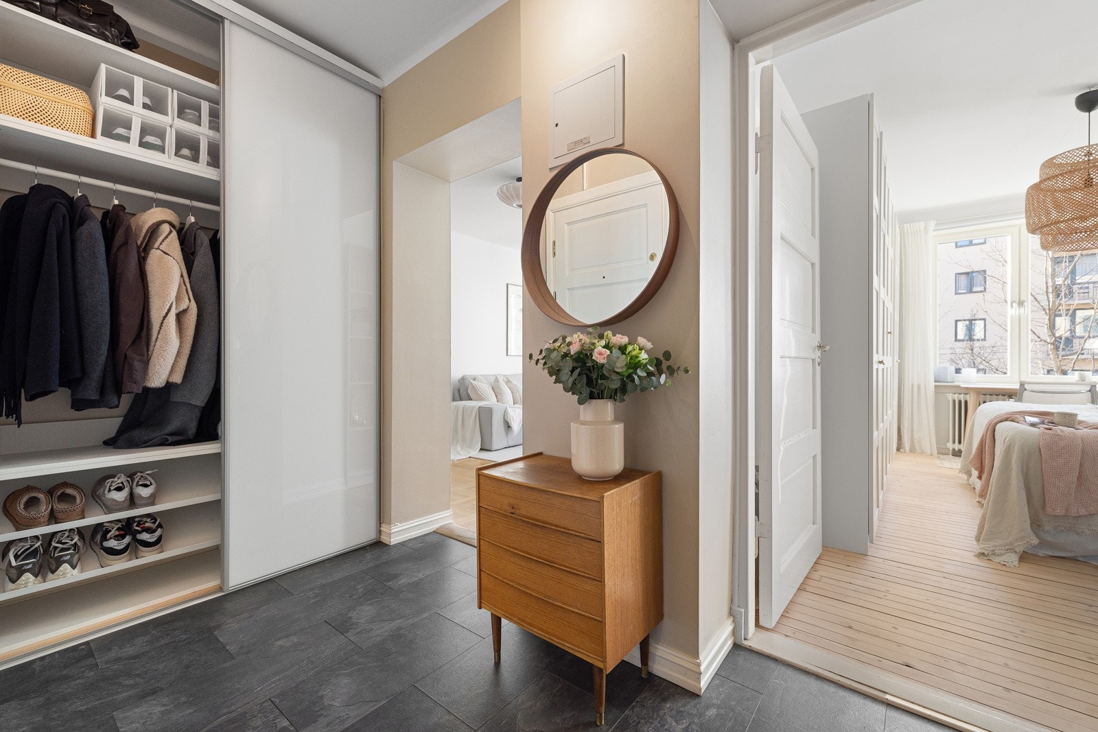 Det er gode oppbevaringsløsninger i entréen. Galleribilde