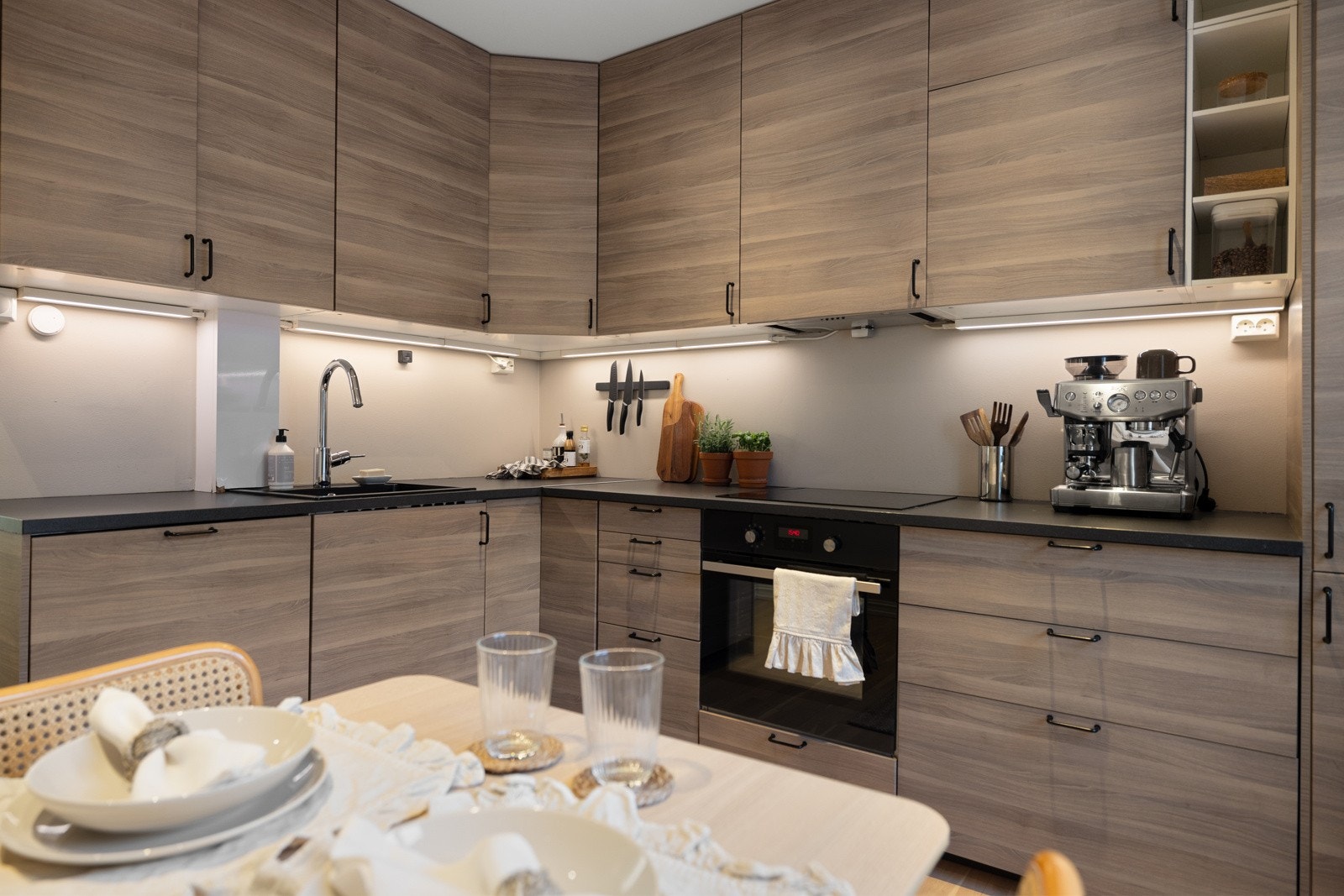 Det er integrerte hvitevarer som kombinert kjøle- og fryseskap, oppvaskmaskin, stekeovn og platetopp. Galleribilde