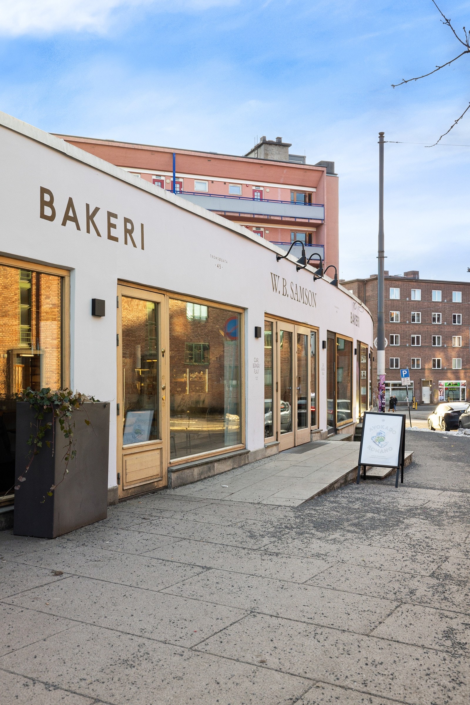 Det er kort vei til alle hverdagslige servicetilbud og offentlig kommunikasjon med trikk, T-bane og buss. Galleribilde