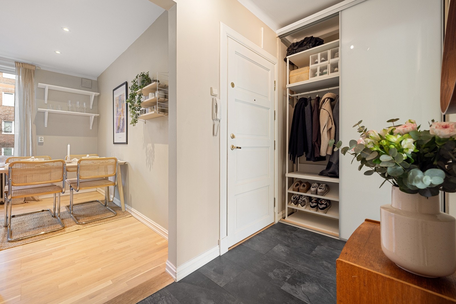 Skyvedørsgarderobe medfølger. Galleribilde