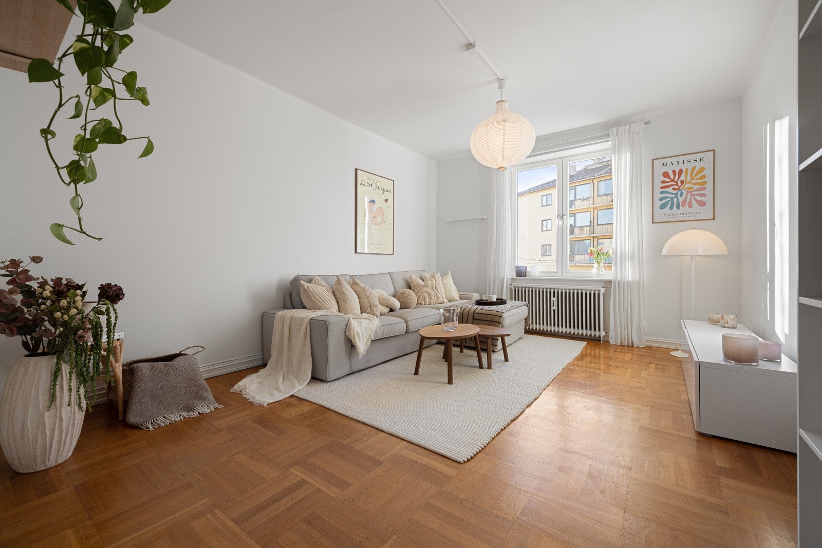 Leiligheten er gjennomgående med fine lysforhold. Galleribilde