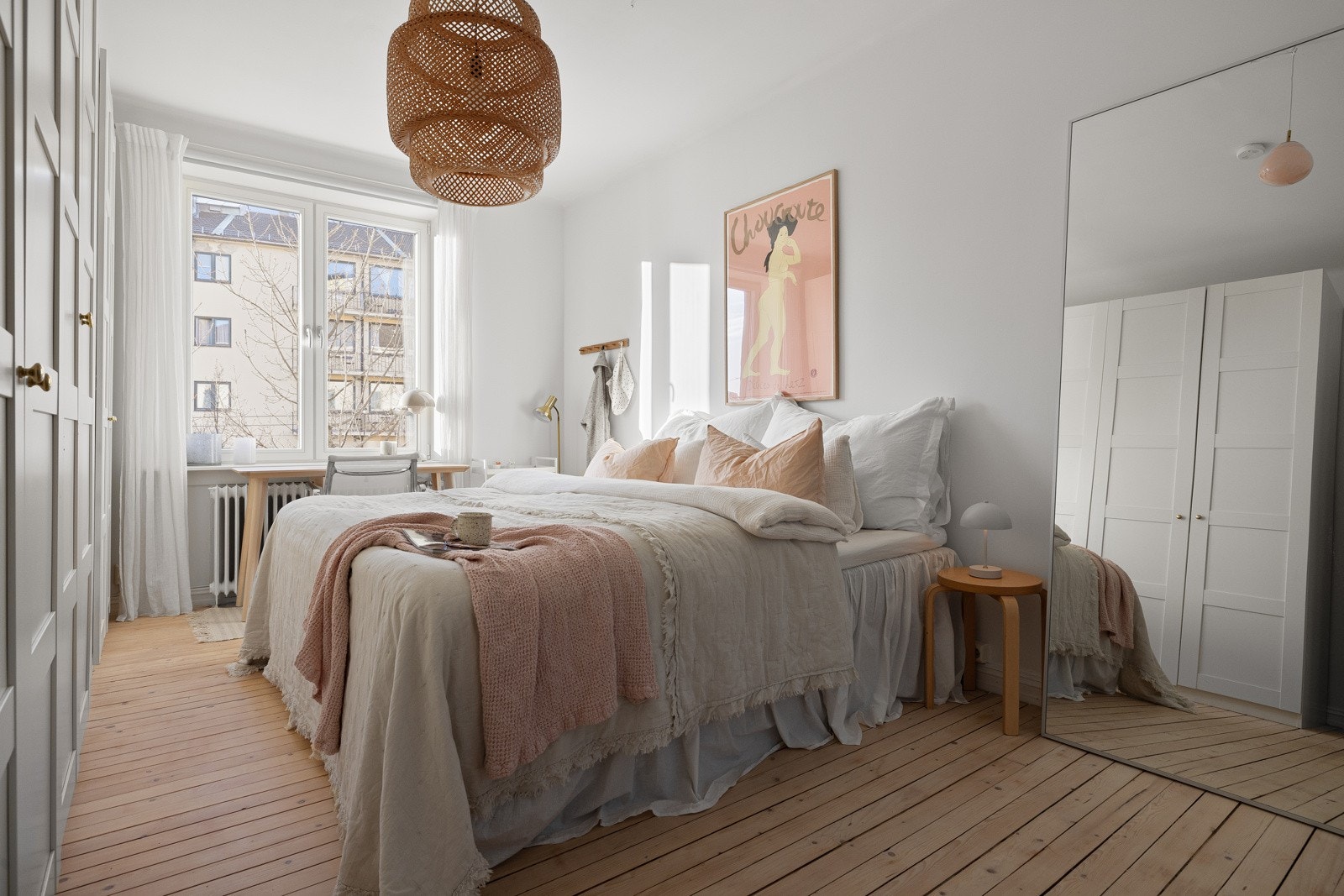 God plass til stor dobbeltseng på soverom. Galleribilde