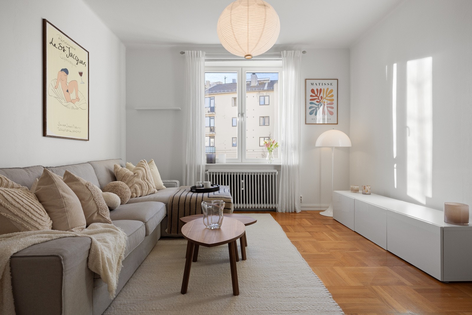 Generøs takhøyde i stuen. Flott tregulv. Galleribilde