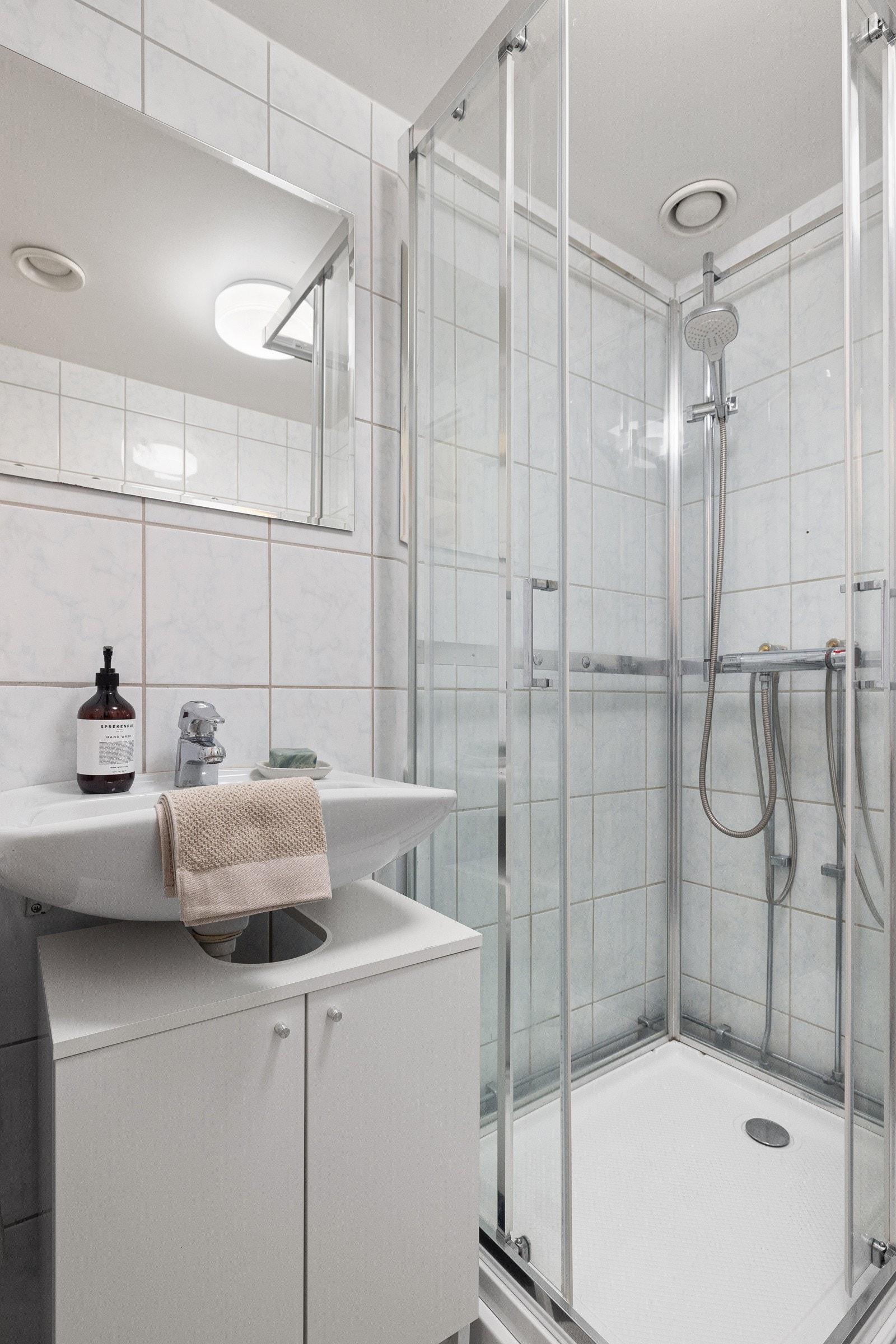 Baderommet er nylig oppgradert med ny innredning og nytt dusjkabinett. Galleribilde